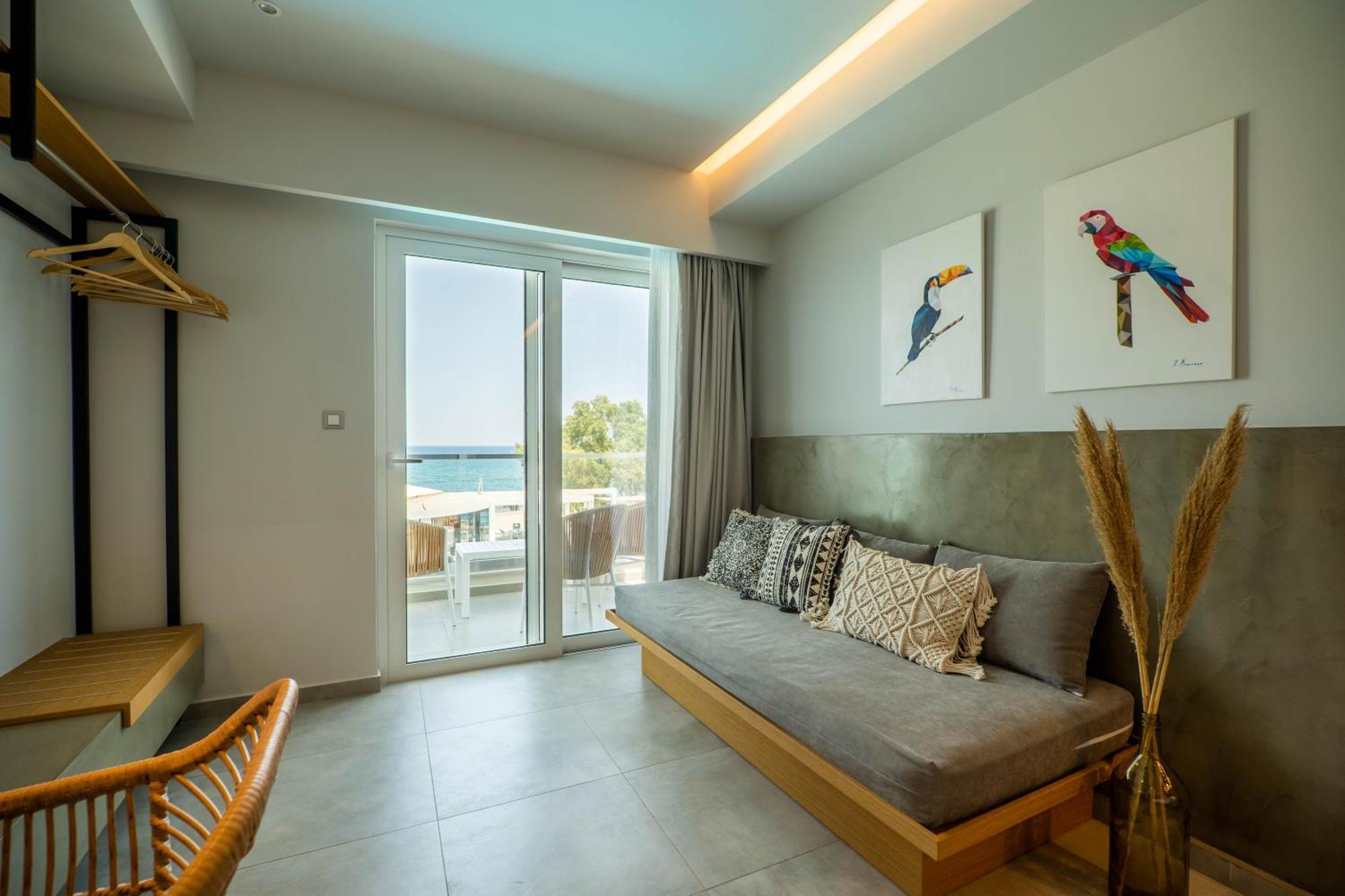 Alexia Beach Hotel Agia Marina エクステリア 写真