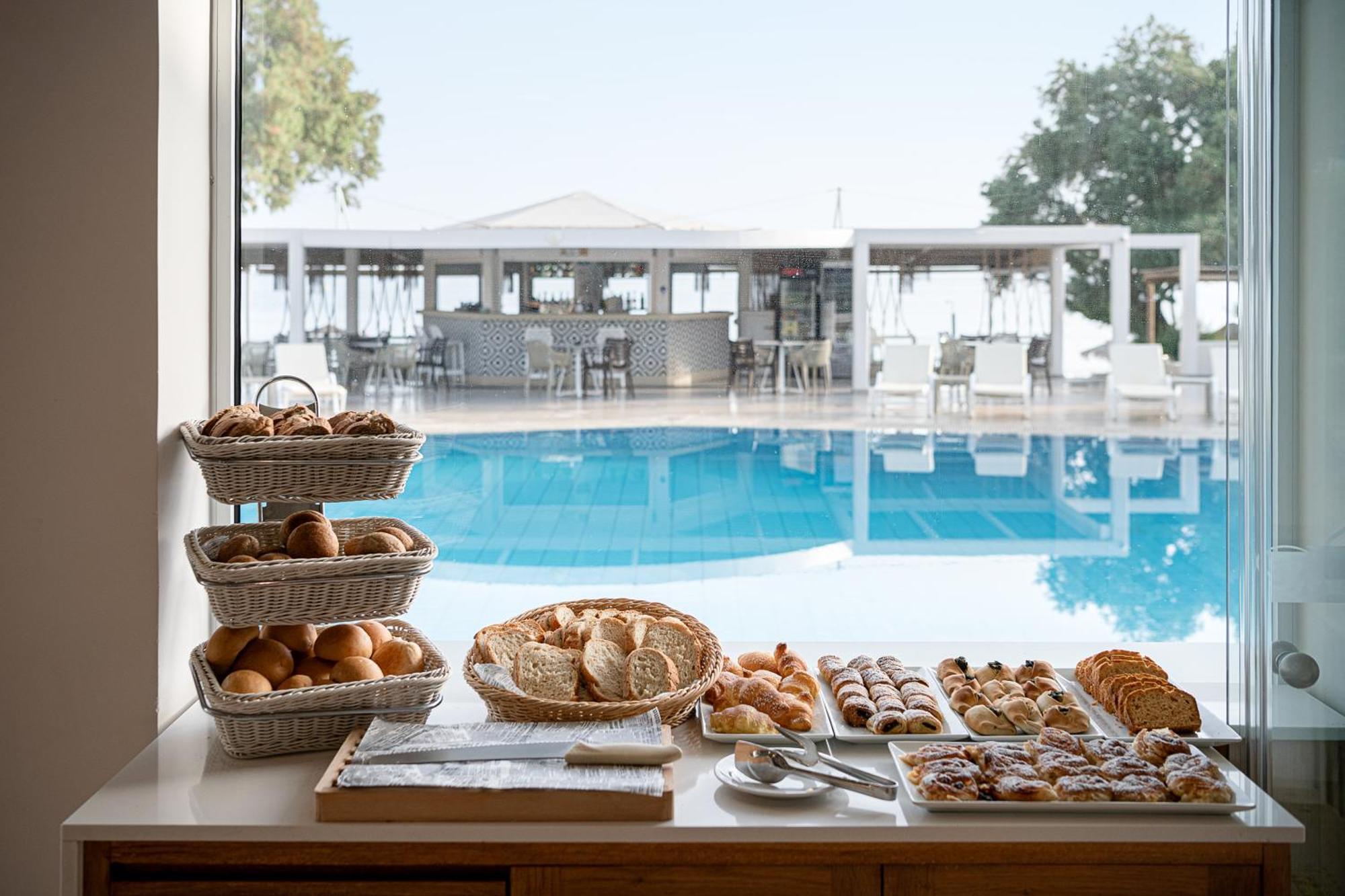 Alexia Beach Hotel Agia Marina エクステリア 写真